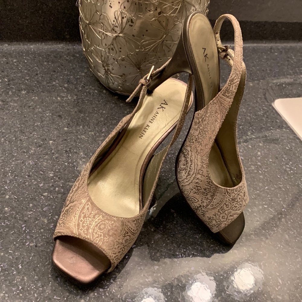 Gorgeous Anne Klein AKAMBER silver paisley suede high heels w/adj straps (8)